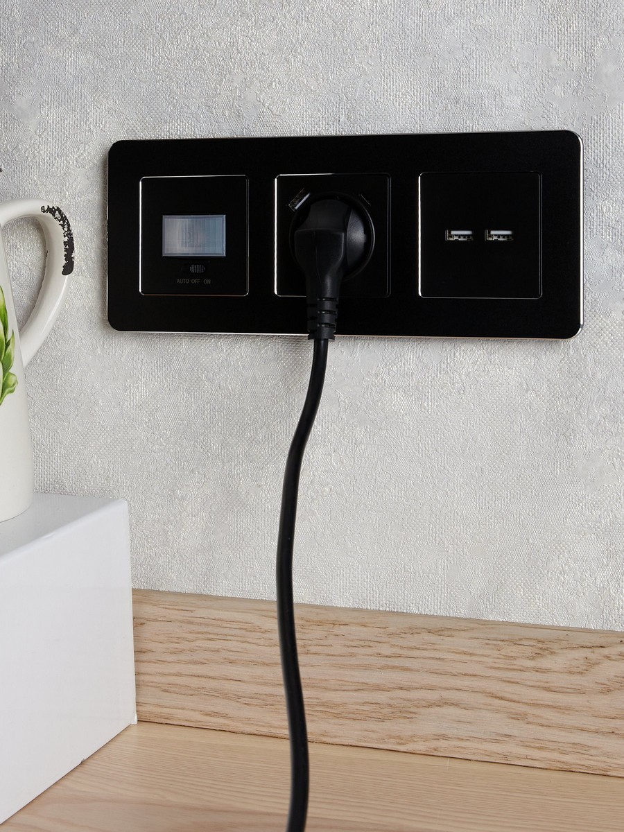 IEK Brite Черный Розетка IEK BRITE с с/з и шторками 16А с USB A+C 18Вт РЮш11-1-БрЧ черный BR-R14-16-U22-018-K02