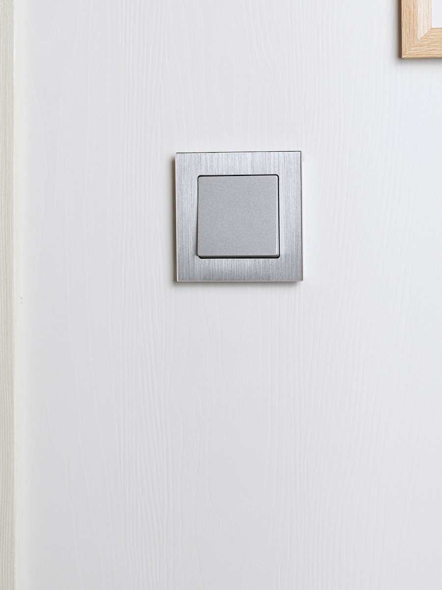IEK Brite Рамки Рамка IEK BRITE 1-местная РУ-1-1-БрА металл алюминий BR-M12-M-K47
