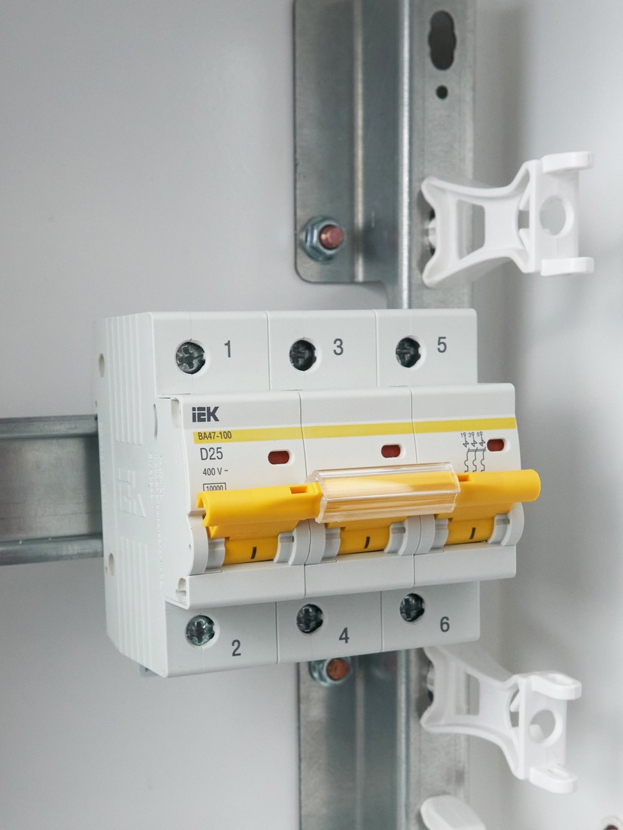 3 полюсные (трехполюсные) Автоматический выключатель IEK KARAT ВА47-100 3Р 25А 10кА х-ка D MVA40-3-025-D 