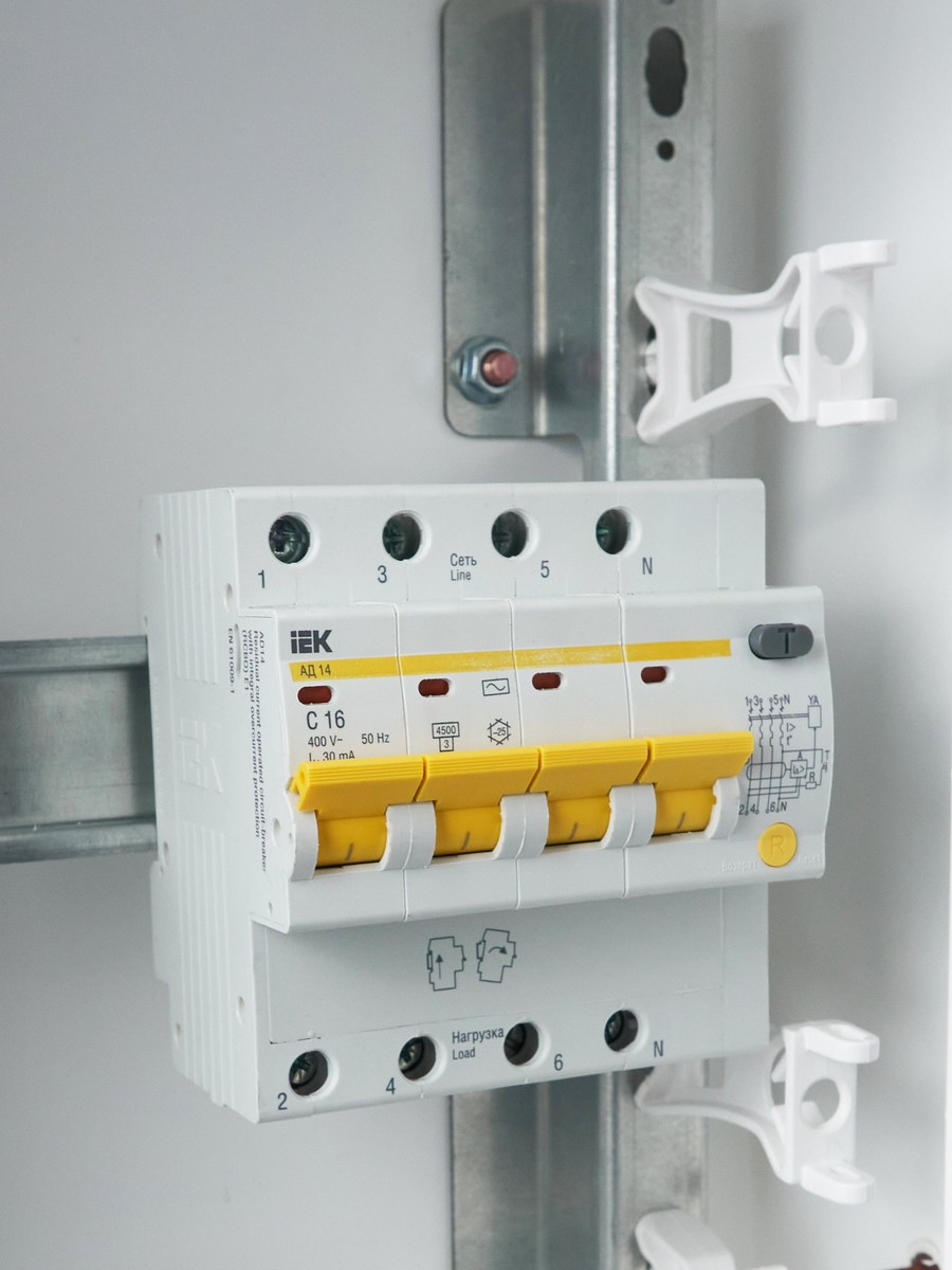 IEK Дифференциальный автоматический выключатель IEK KARAT АД14 4P 16A 30мА MAD10-4-016-C-030 