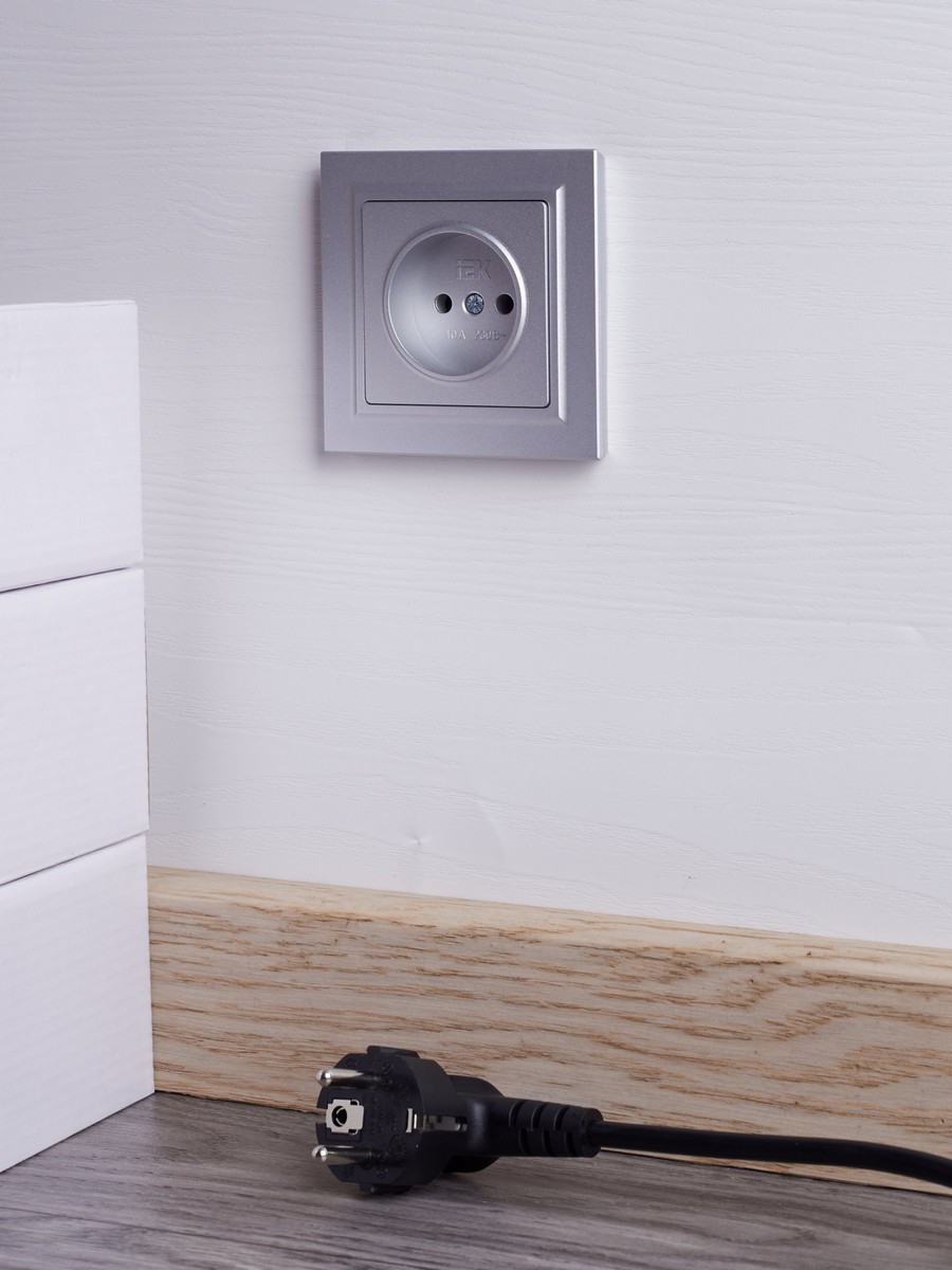 IEK Brite Алюминий Розетка IEK BRITE BASE Алюминий без з/к/ш 10А в сб. РСР10-1-0-БрА BR-R10-10-K47-F