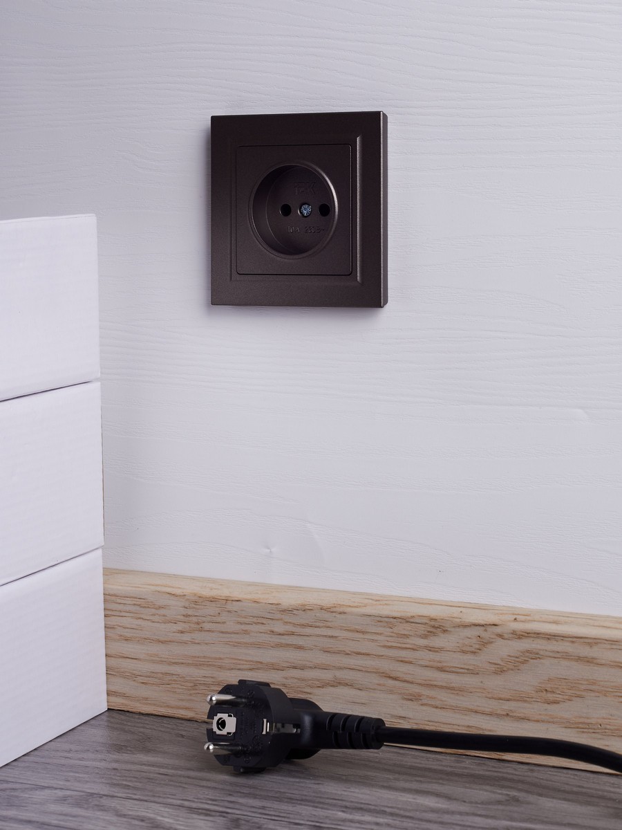 IEK Brite Бронза Розетка IEK BRITE Темн.бронза без з/к/ш 10А в сборе РСР10-1-0-БрТБ BR-R10-10-K45-F