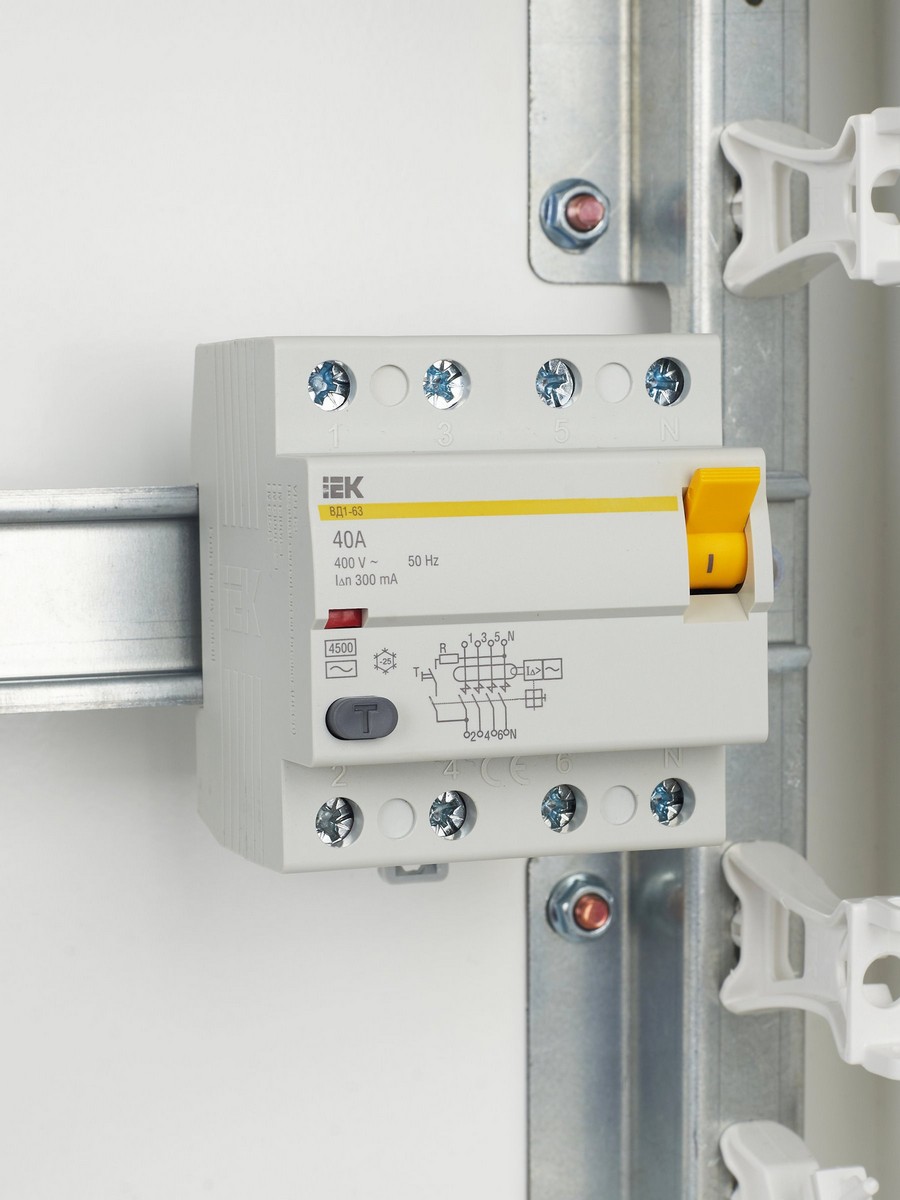 IEK Выключатель дифференциальный IEK KARAT ВД1-63 (УЗО) 4Р 40А 300мА MDV10-4-040-300 