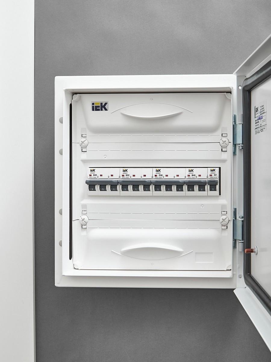 3 полюсные (трехполюсные) Автоматический выключатель IEK ARMAT M06N 3P D 32А AR-M06N-3-D032 