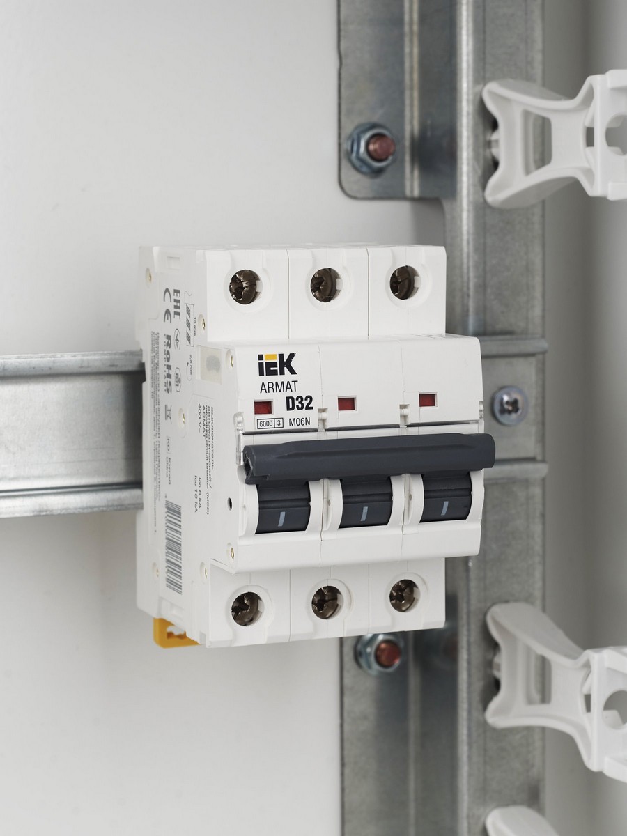 3 полюсные (трехполюсные) Автоматический выключатель IEK ARMAT M06N 3P D 32А AR-M06N-3-D032 
