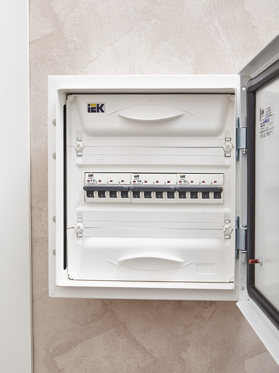 4 полюсные (четырехполюсные) Автоматический выключатель IEK ARMAT M06N 4P C 50А AR-M06N-4-C050 