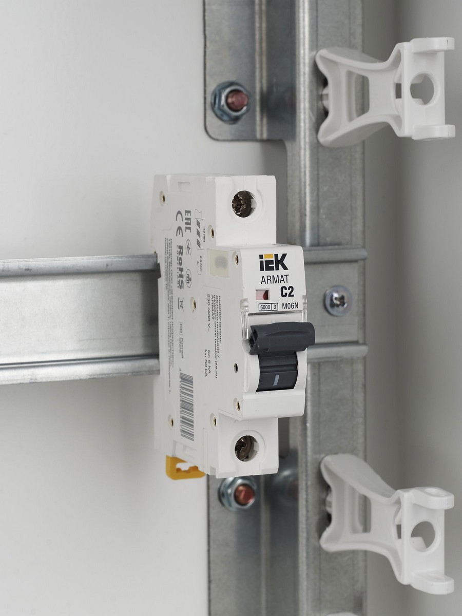 1 полюсные (однополюсные) Автоматический выключатель IEK ARMAT M06N 1P C 2А AR-M06N-1-C002 