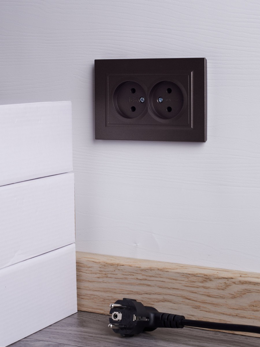 IEK Brite Бронза Розетка IEK BRITE Темн.бронза 2-я без з/к/ш 10А в сборе РС12-2-БрТБ BR-R20-10-K45-F