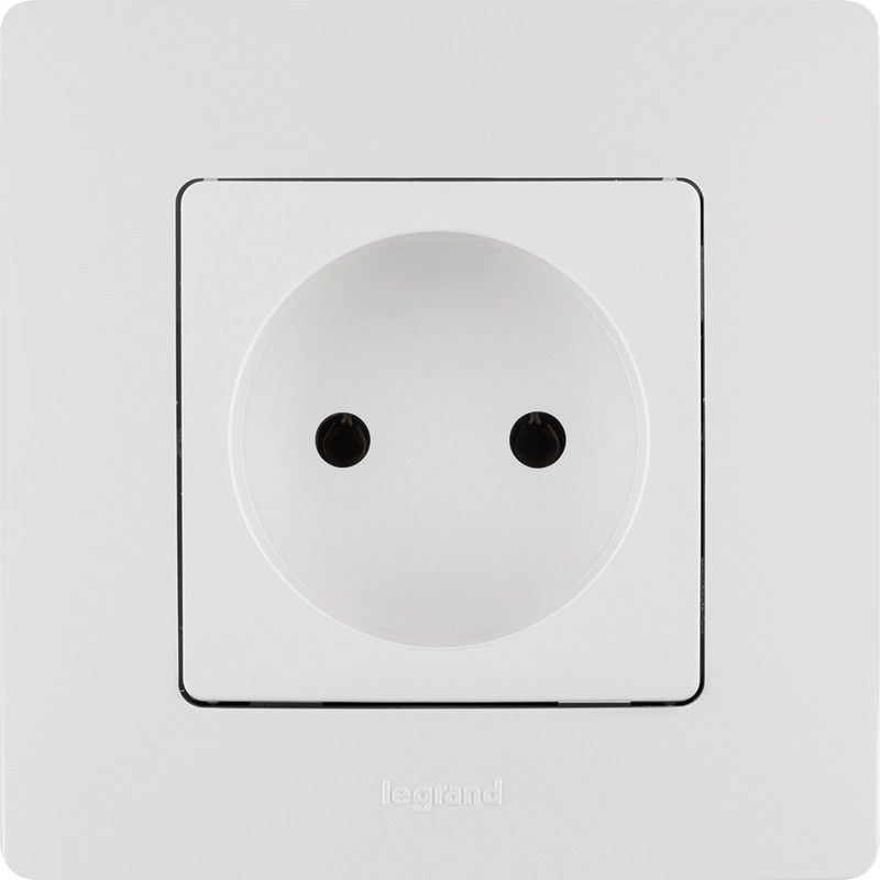 Legrand Etika Белый Розетка электрическая Legrand Etika белый б/з, винт. клем. 672220