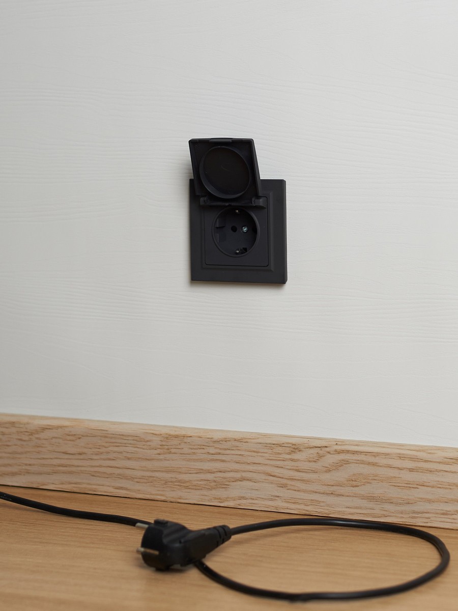 IEK Brite Графит Розетка IEK BRITE с/з с шторками и крышкой 16А IP44 РСбш10-3-44-БрГ графит BR-R16-16-44-K53