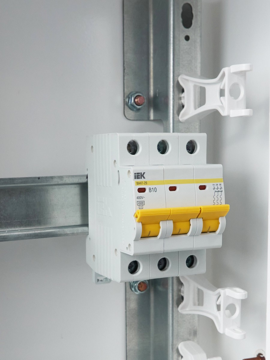 3 полюсные (трехполюсные) Автоматический выключатель IEK KARAT ВА47-29 3Р 10А 4,5кА х-ка В MVA20-3-010-B 