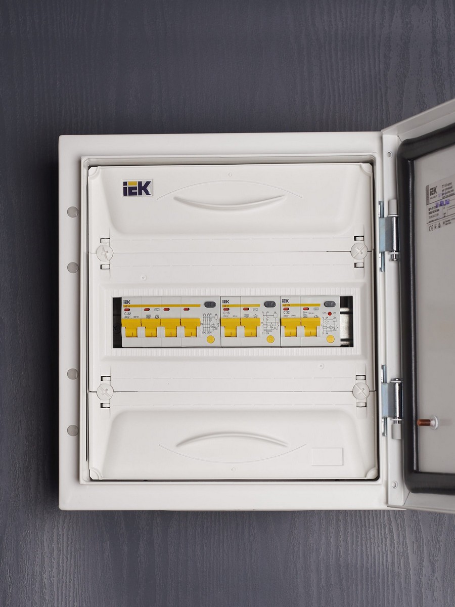 IEK Дифференциальный автоматический выключатель IEK KARAT АД12 2Р 16A 10мА MAD10-2-016-C-010 