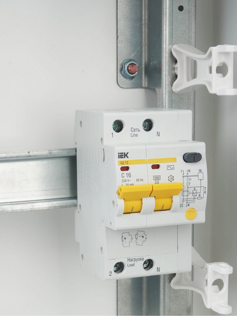 IEK Дифференциальный автоматический выключатель IEK KARAT АД12 2Р 16A 10мА MAD10-2-016-C-010 