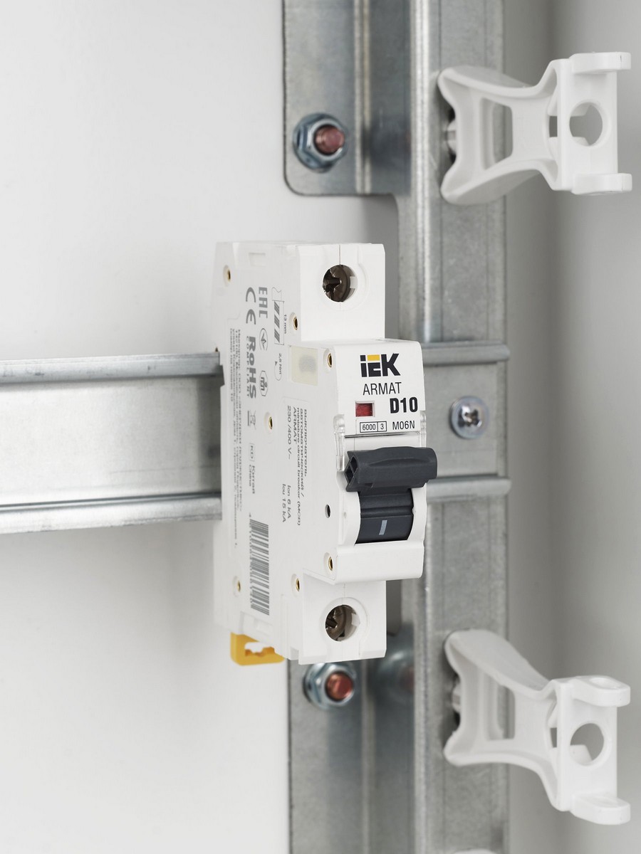 1 полюсные (однополюсные) Автоматический выключатель IEK ARMAT M06N 1P D 10А AR-M06N-1-D010 