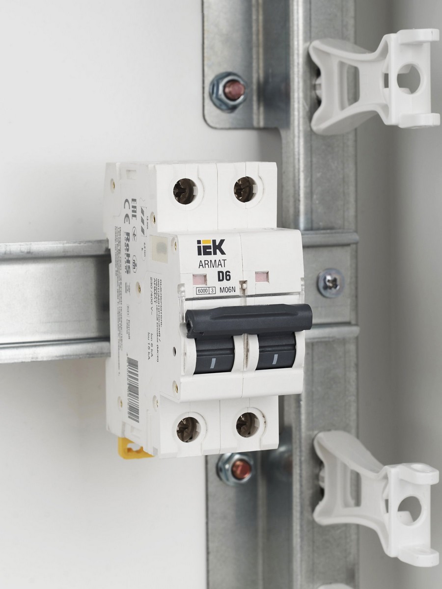 2 полюсные (двухполюсные) Автоматический выключатель IEK ARMAT M06N 2P D 6А AR-M06N-2-D006 