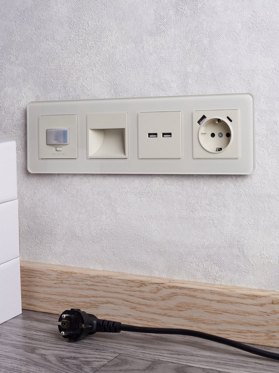 IEK Brite Бежевый Розетка IEK BRITE с с/з и шторками 16А с USB A+C 18Вт РЮш11-1-БрКр бежевый BR-R14-16-U22-018-K10