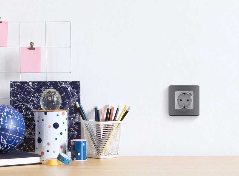 Legrand Inspiria Алюминий Розетка Legrand INSPIRIA Алюминий с заземлением 16А 250В со встроенным USB C 673772