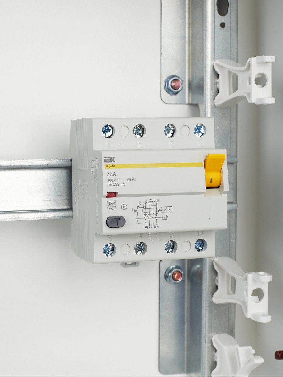 IEK Выключатель дифференциальный IEK KARAT ВД1-63 (УЗО) 4Р 32А 300мА MDV10-4-032-300 