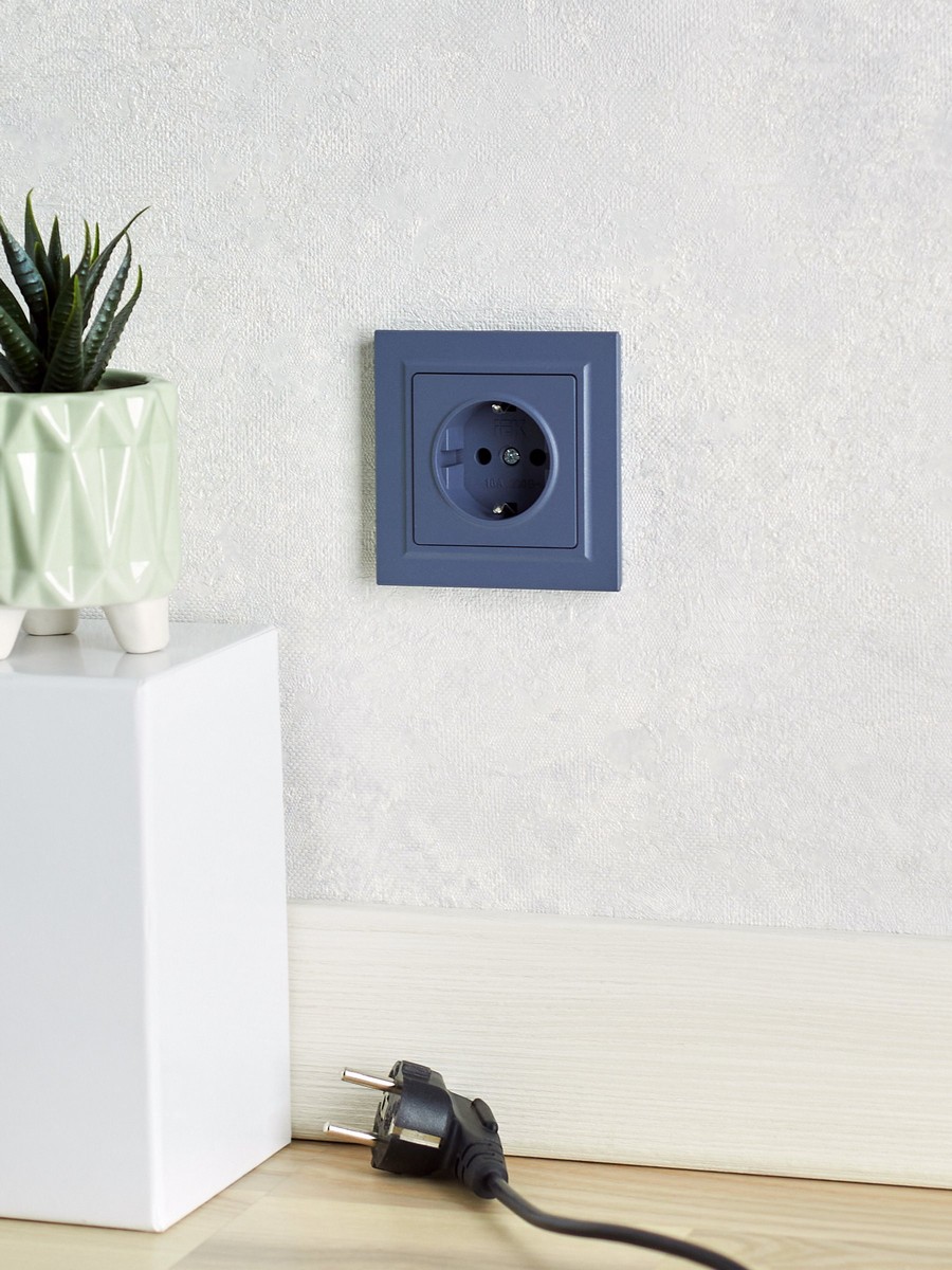 IEK Brite Маренго Розетка IEK BRITE с/з без шторок 16А РС11-1-0-БрМ маренго BR-R11-16-K35