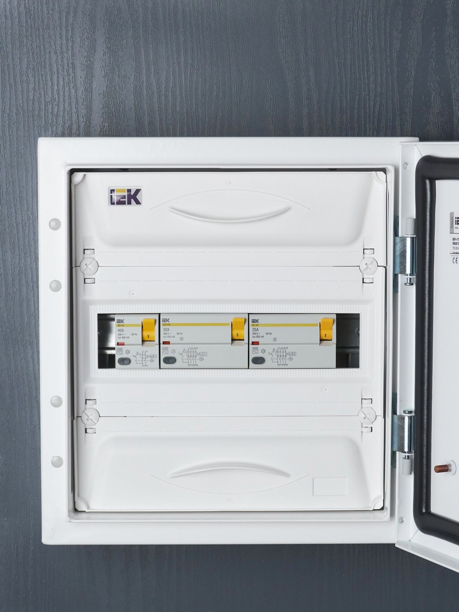 IEK Выключатель дифференциальный IEK KARAT ВД1-63 (УЗО) 2Р 40А 300мА MDV10-2-040-300 