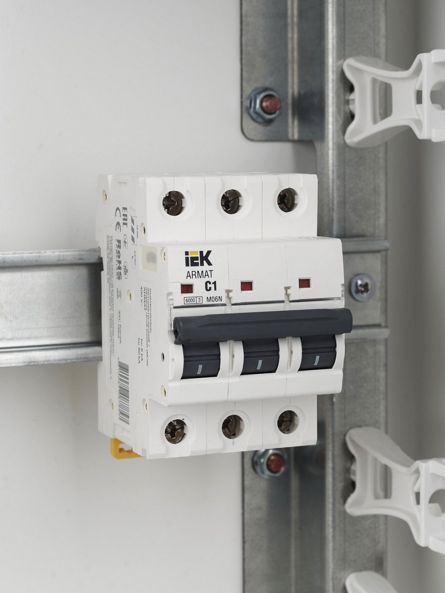 3 полюсные (трехполюсные) Автоматический выключатель IEK ARMAT M06N 3P C 1А AR-M06N-3-C001 