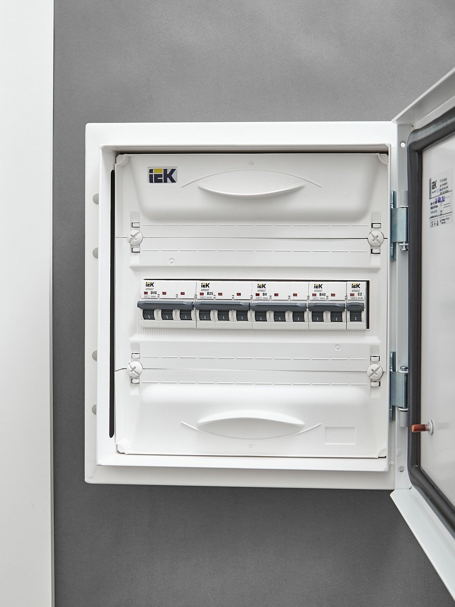 3 полюсные (трехполюсные) Автоматический выключатель IEK ARMAT M06N 3P B 4А AR-M06N-3-B004 