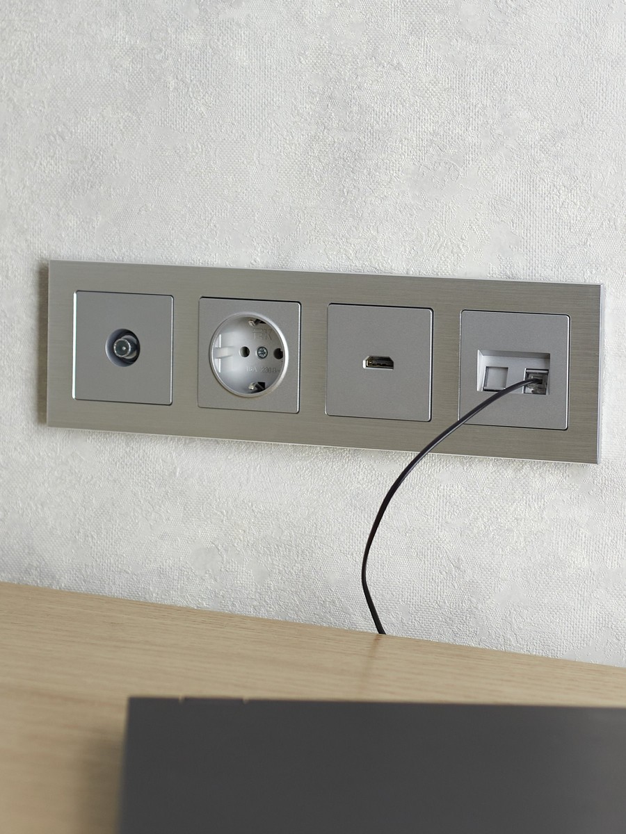 IEK Brite Рамки Рамка IEK BRITE 4-местная РУ-4-1-БрА металл алюминий BR-M42-M-K47