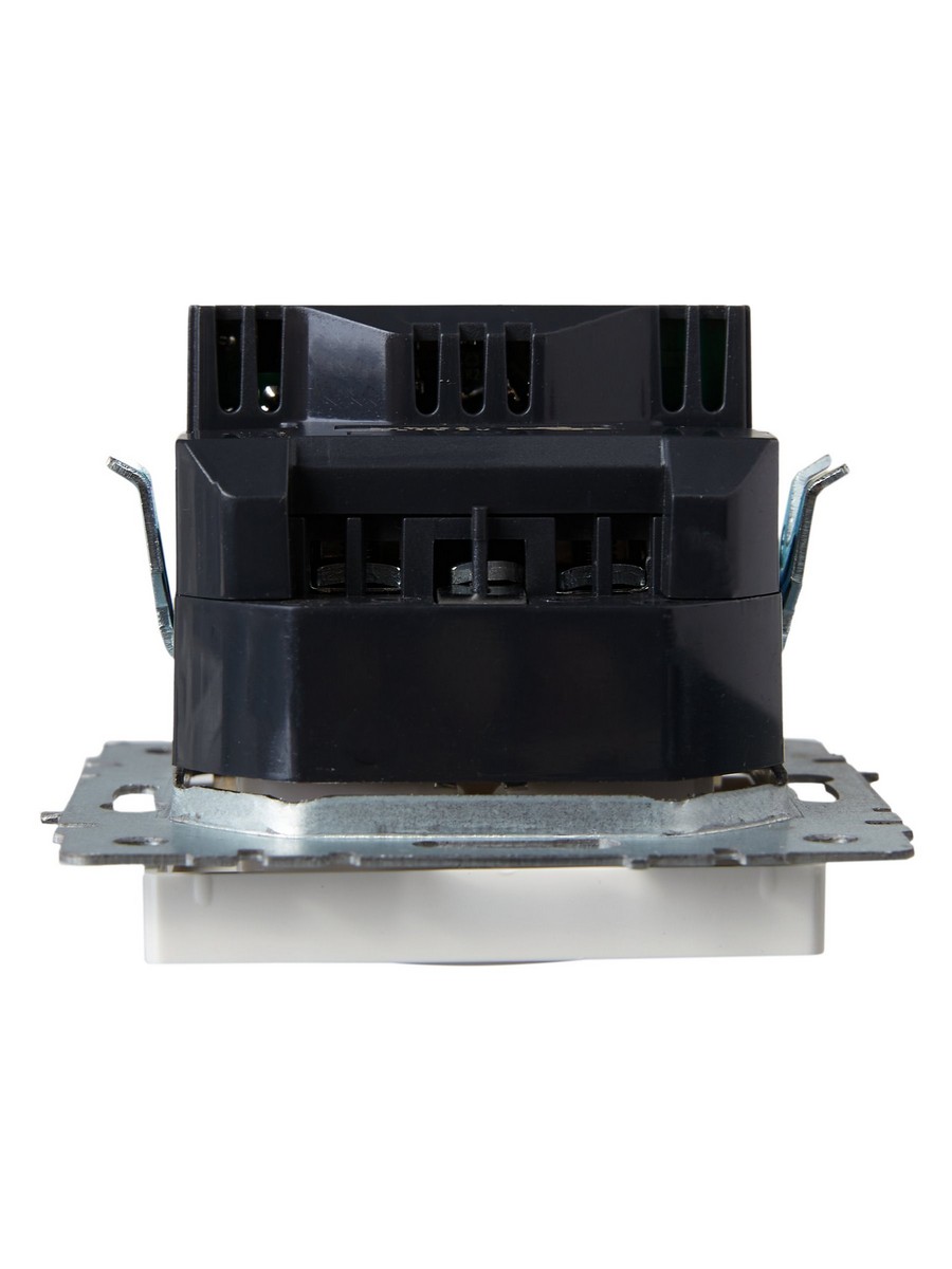 IEK Brite Белый Розетка IEK BRITE с с/з и шторками 16А с USB A+A 3,1А РЮш10-2-БрБ белый BR-R14-16-U21-D31-K01