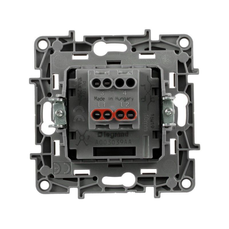 Legrand Etika Алюминий Переключатель Legrand Etika алюминий промежуточный 1-клавишный, винт. клеммы, 10AX, 250 В 672409