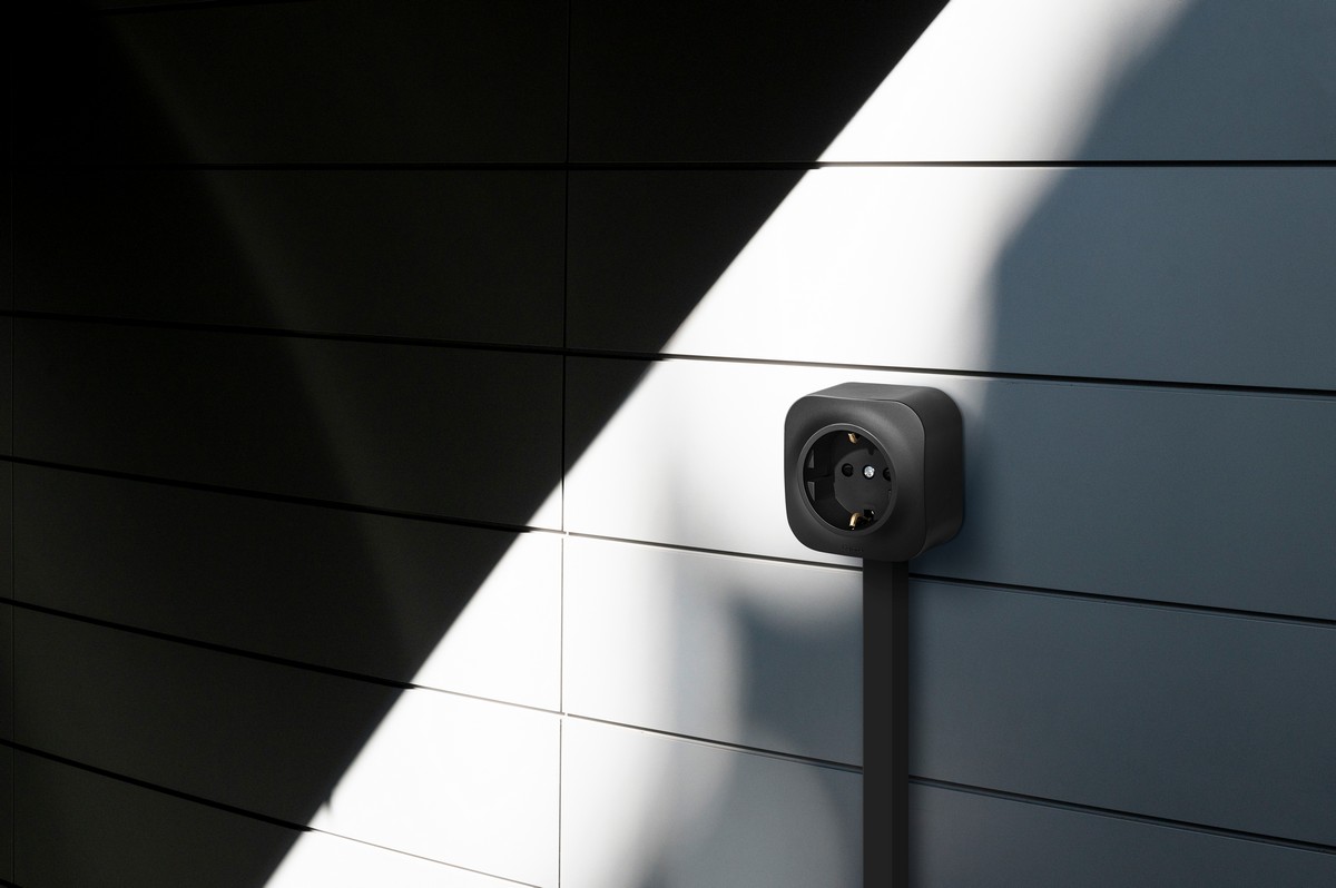 Накладные Розетки и выключатели Legrand Quteo Черные Розетка Legrand Quteo Чёрный матовый с заземлением без шторок 782472