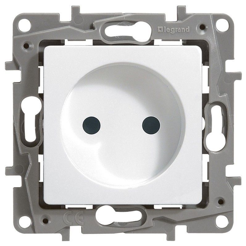 Legrand Etika Белый Розетка электрическая Legrand Etika белый б/з, винт. клем. 672220