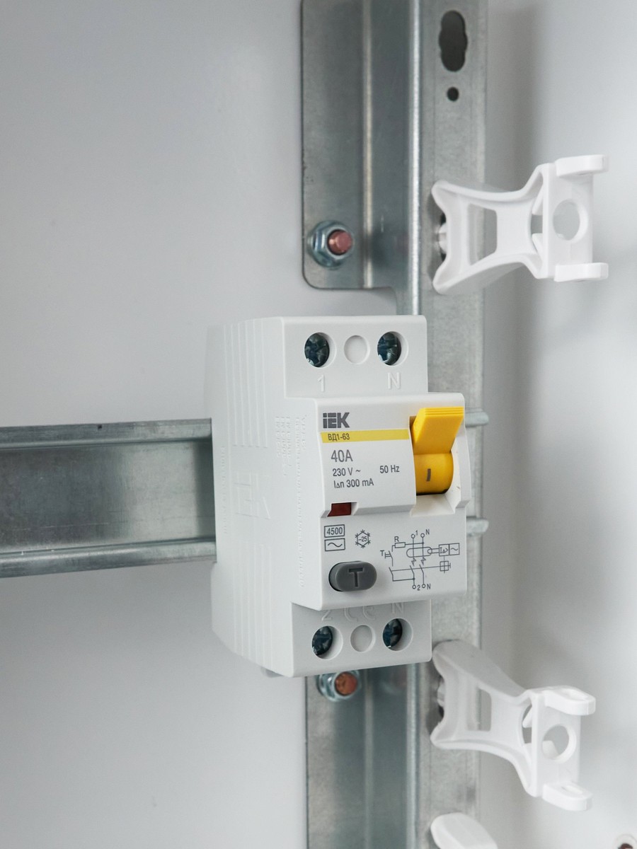 IEK Выключатель дифференциальный IEK KARAT ВД1-63 (УЗО) 2Р 40А 300мА MDV10-2-040-300 