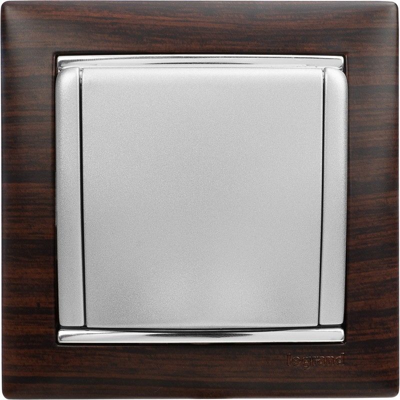 Legrand Valena Classic Алюминий Розетка Legrand Valena Алюминий 1-ая с/з с крышкой 770122