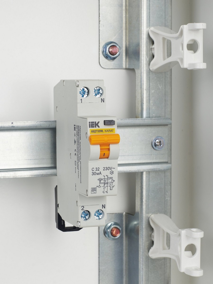 IEK Дифференциальный автоматический выключатель IEK KARAT АВДТ32МL С32 30мА KARAT MVD12-1-032-C-030 