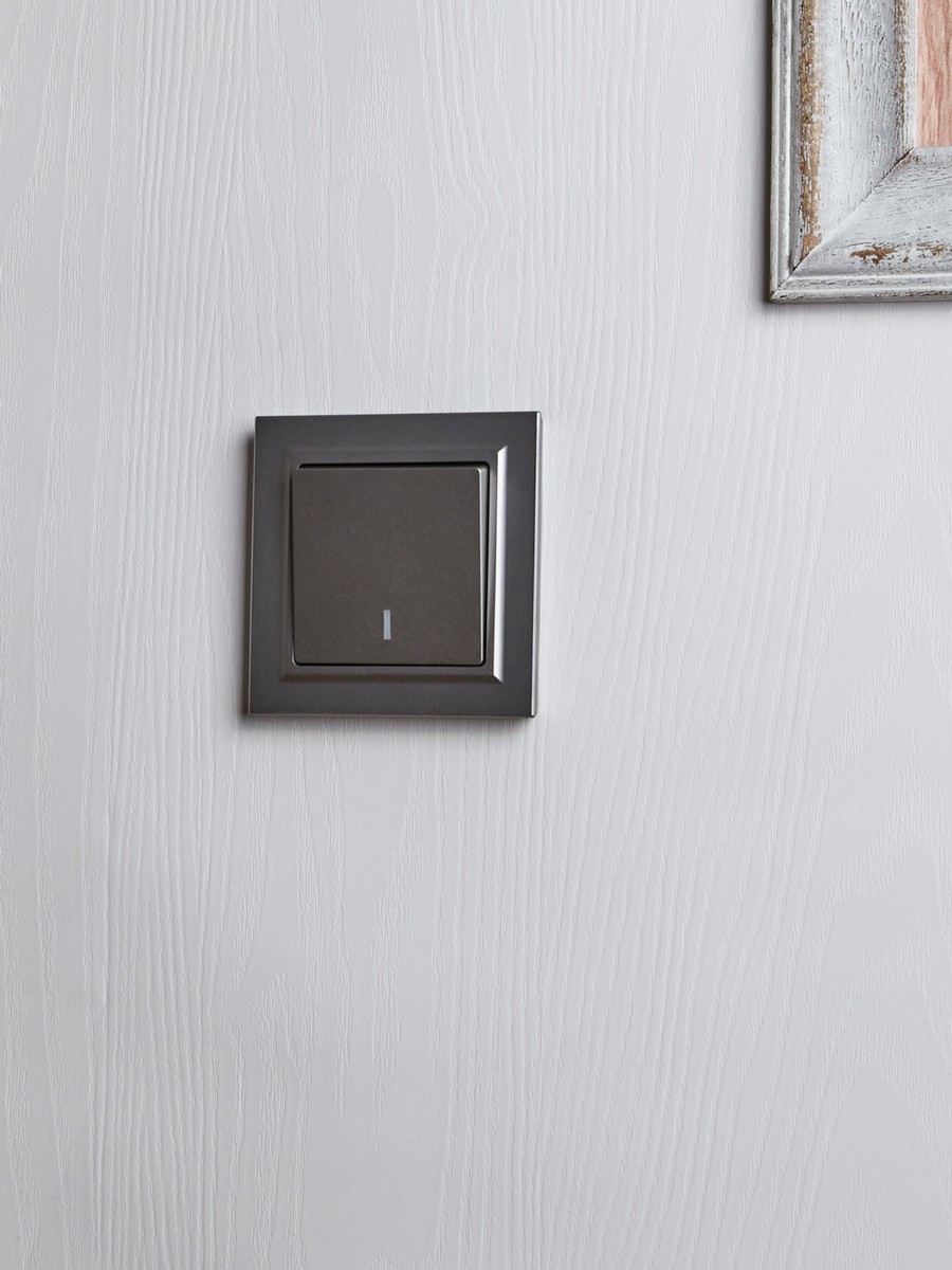 IEK Brite Сталь Выключатель IEK BRITE BASE Сталь 1-кл. прох. с инд. 10А ВС10-1-7-БрС BR-V12-1-10-K46