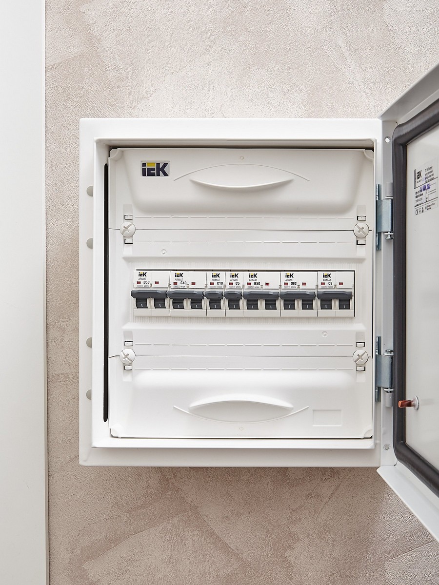 1 полюсные (однополюсные) Автоматический выключатель IEK ARMAT M06N 1P C 10А AR-M06N-1-C010 