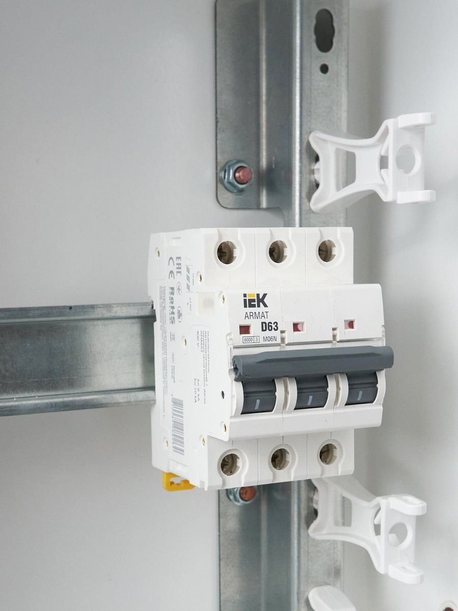 3 полюсные (трехполюсные) Автоматический выключатель IEK ARMAT M06N 3P D 63А AR-M06N-3-D063 
