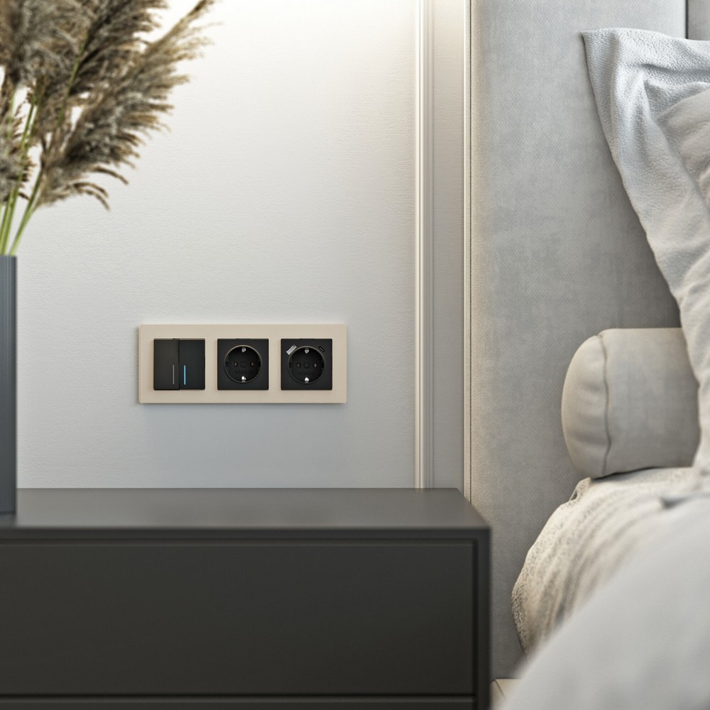 Рамки Werkel Senso Рамка Werkel на 3 поста Senso (шампань, стекло soft-touch) W00331110