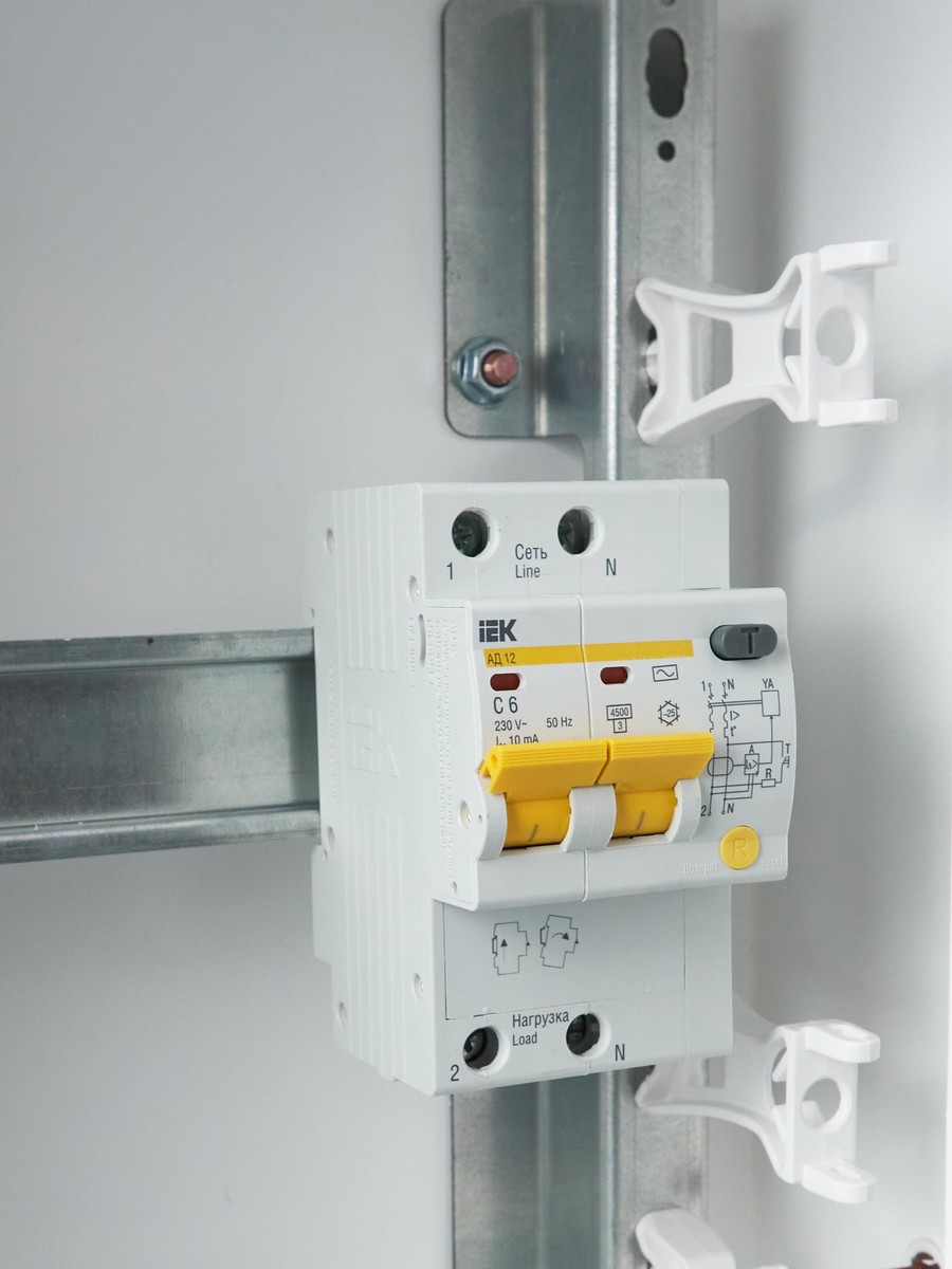 IEK Дифференциальный автоматический выключатель IEK KARAT АД12 2Р 6A 10мА MAD10-2-006-C-010 