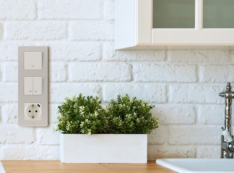 Legrand Inspiria Слоновая кость Выключатель Legrand INSPIRIA Слоновая кость двухклавишный с подсветкой/индикацией 10 AX 250 В 673631