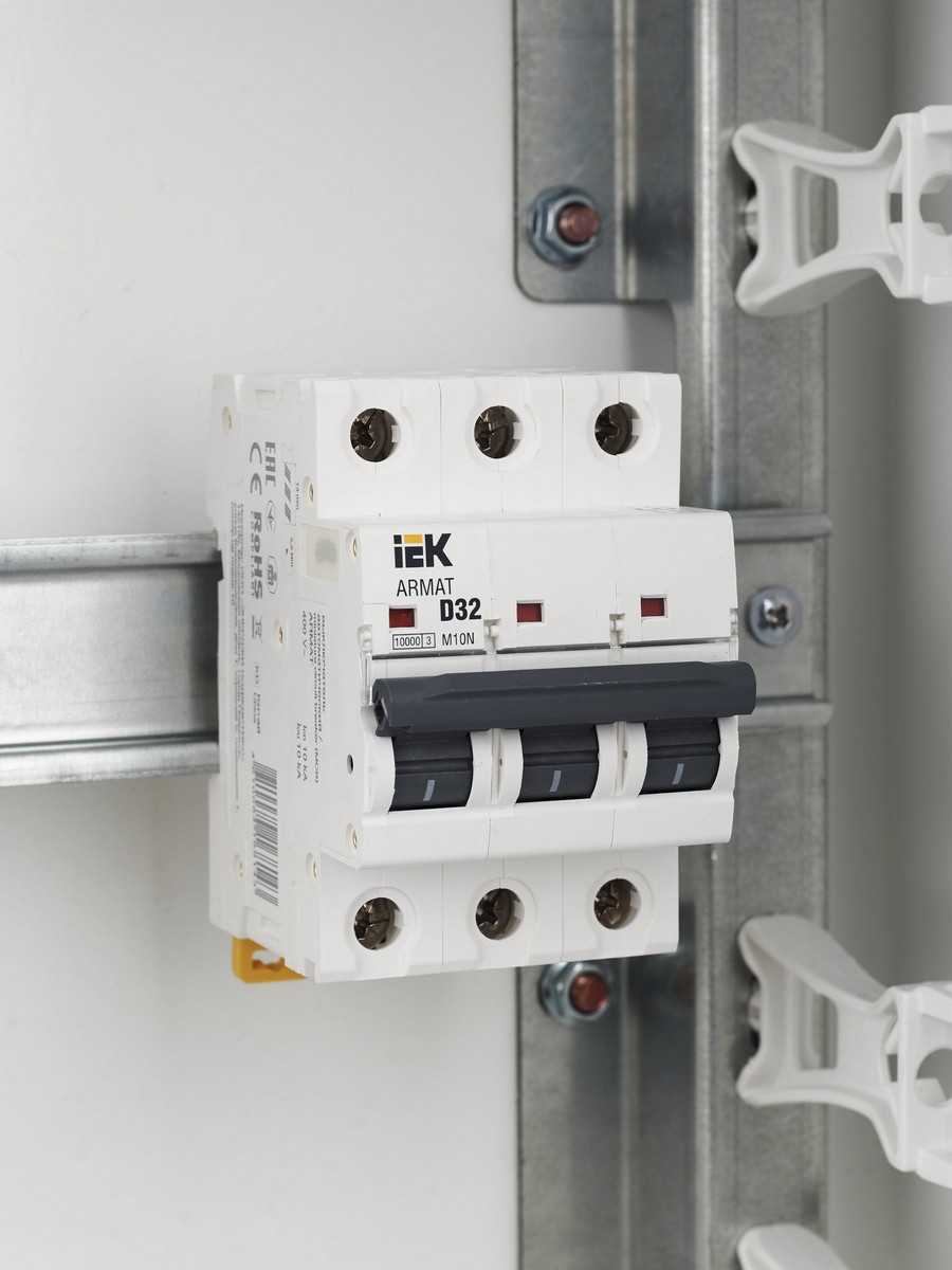 3 полюсные (трехполюсные) Автоматический выключатель IEK ARMAT M10N 3P D 32А AR-M10N-3-D032 