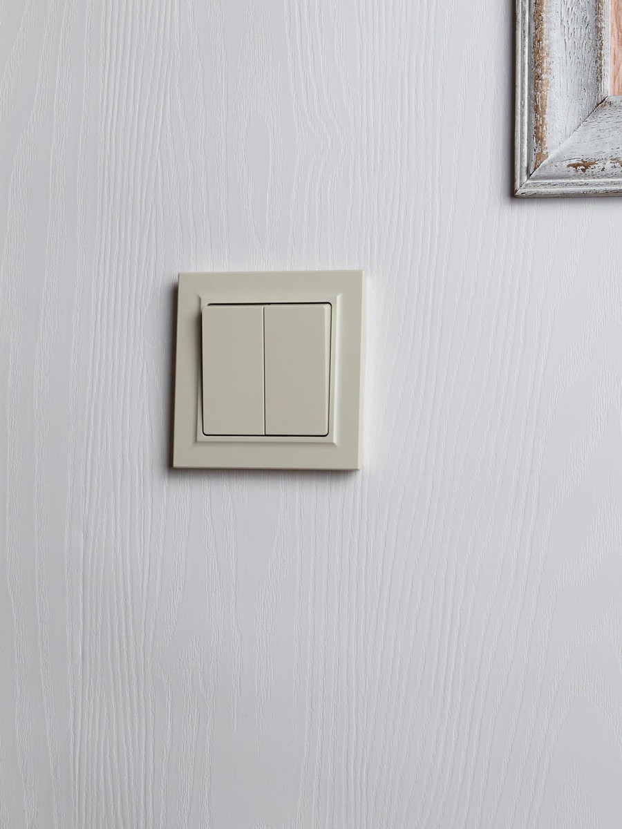 IEK Brite Бежевый Выключатель IEK BRITE 2-клавишный проходной 10А ВС10-2-6-БрКр бежевый BR-V22-0-10-K10