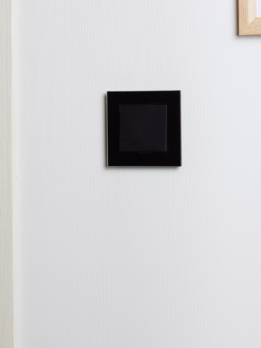IEK Brite Рамки Рамка IEK BRITE 1-местная РУ-1-1-БрЧ металл черный BR-M12-M-K02