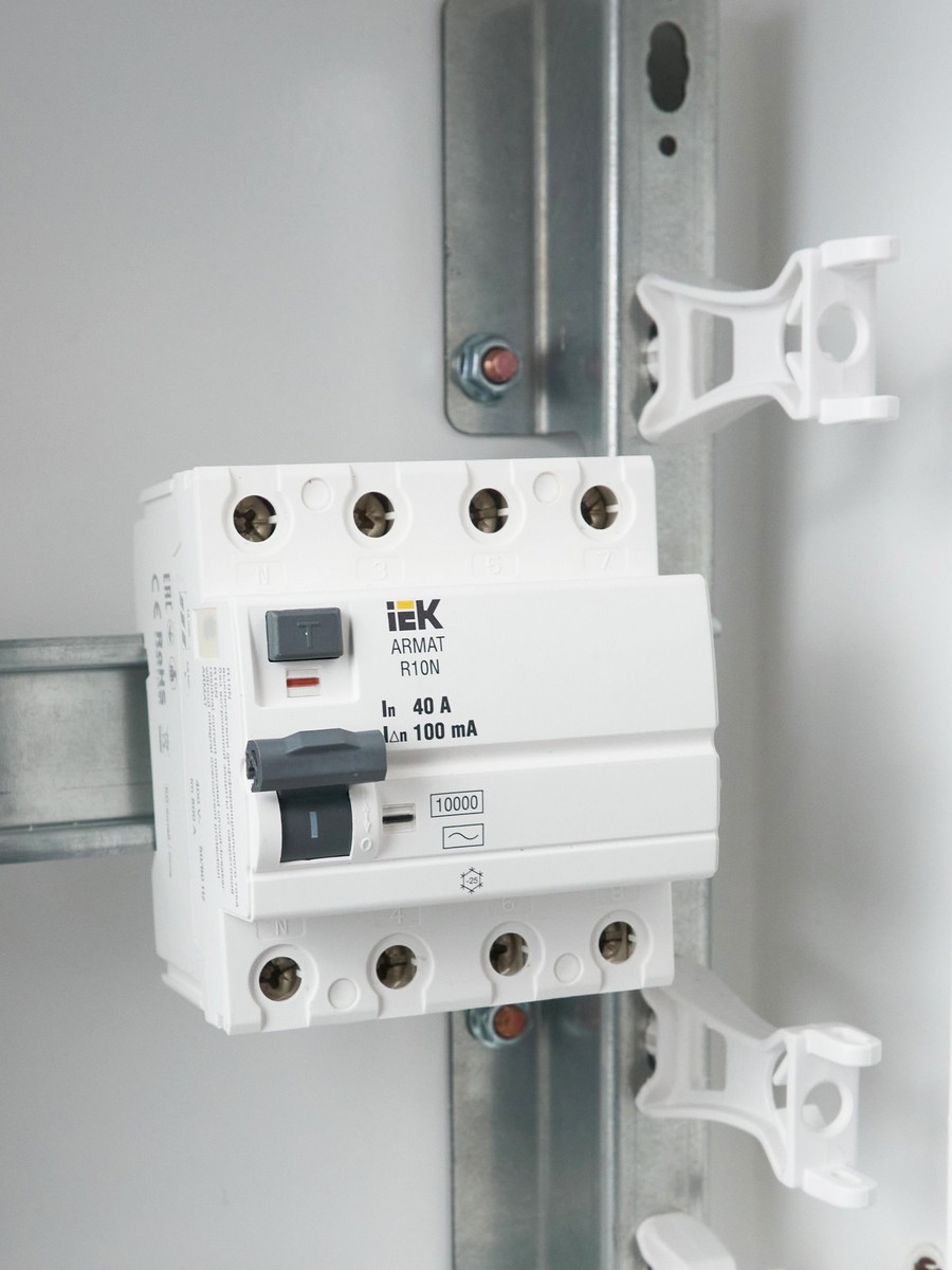 IEK ВДТ УЗО IEK ARMAT R10N 4P 40А 100мА тип AC AR-R10N-4-040C100 