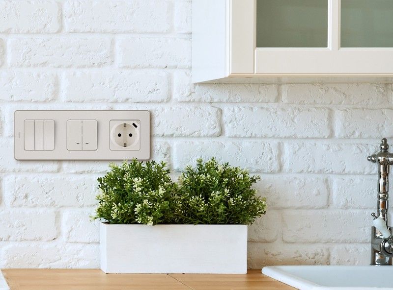Legrand Inspiria Слоновая кость Выключатель Legrand INSPIRIA Слоновая кость двухклавишный с подсветкой/индикацией 10 AX 250 В 673631